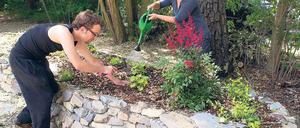 Gärtnern beflügelt. Angelique Walter (r.) und Fabian Koglin pflegen das Hochbeet, das bei einer deutsch-französischen Jugendbegegnung am Projekthaus Inwole in Babelsberg entstanden ist. Urbanes Gärtnern wird auch in Potsdam immer populärer.