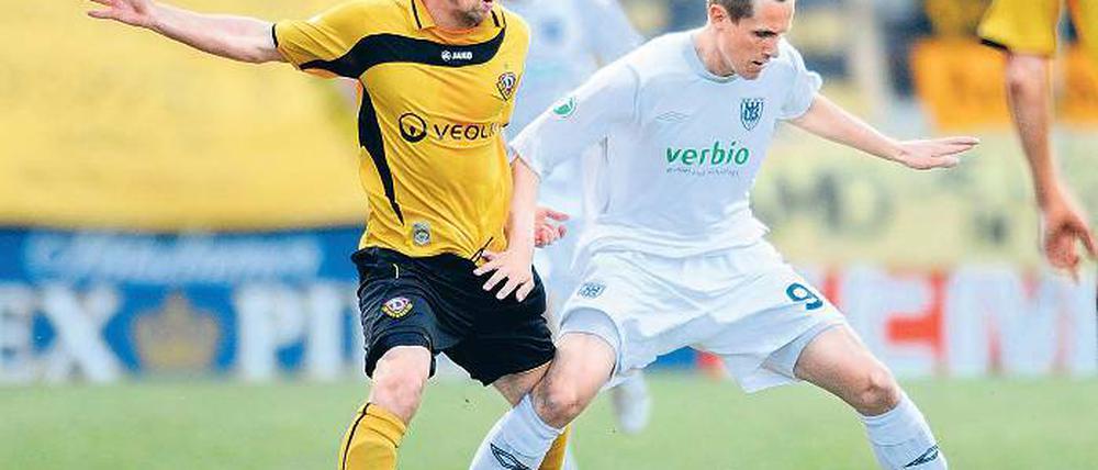 Endlich in der 3. Liga getroffen. Rico Engler (rechts), hier im Duell mit Dresdens Paul-Max Walther, besorgte am Freitagabend das 1:1 gegen Dynamo.