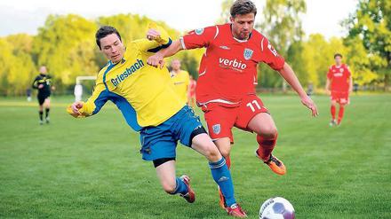 Anlaufschwierigkeiten. Die Fußballprofis von Nulldrei taten sich schwer gegen den niederklassigen Rivalen aus Laubsdorf. Guido Kocer (r.) erlöste die Babelsberger dann aber in der Nachspielzeit mit seinen Treffern.