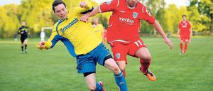 Anlaufschwierigkeiten. Die Fußballprofis von Nulldrei taten sich schwer gegen den niederklassigen Rivalen aus Laubsdorf. Guido Kocer (r.) erlöste die Babelsberger dann aber in der Nachspielzeit mit seinen Treffern.