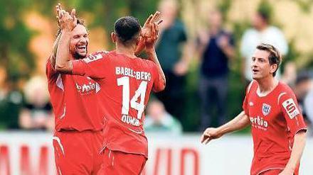 Siegesfreude. Almedin Civa, Joan Oumari und Anton Müller (von links) freuten sich über den klaren 6:0-Erfolg über Germania Schöneiche, mit dem die Babelsberger den Einzug ins Pokalfinale schafften.