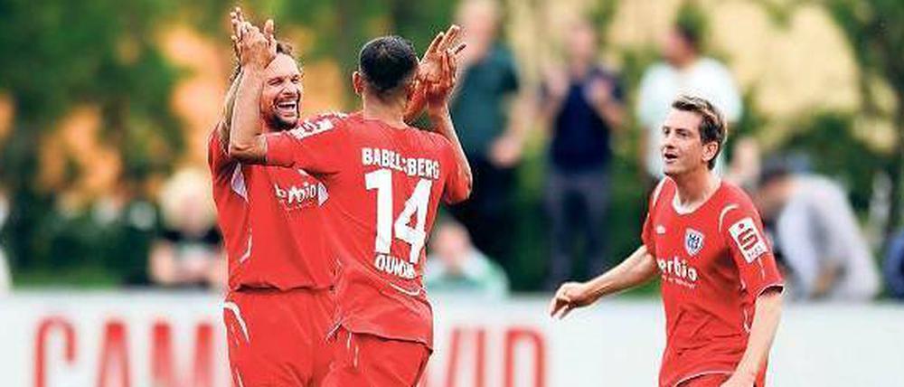 Siegesfreude. Almedin Civa, Joan Oumari und Anton Müller (von links) freuten sich über den klaren 6:0-Erfolg über Germania Schöneiche, mit dem die Babelsberger den Einzug ins Pokalfinale schafften.