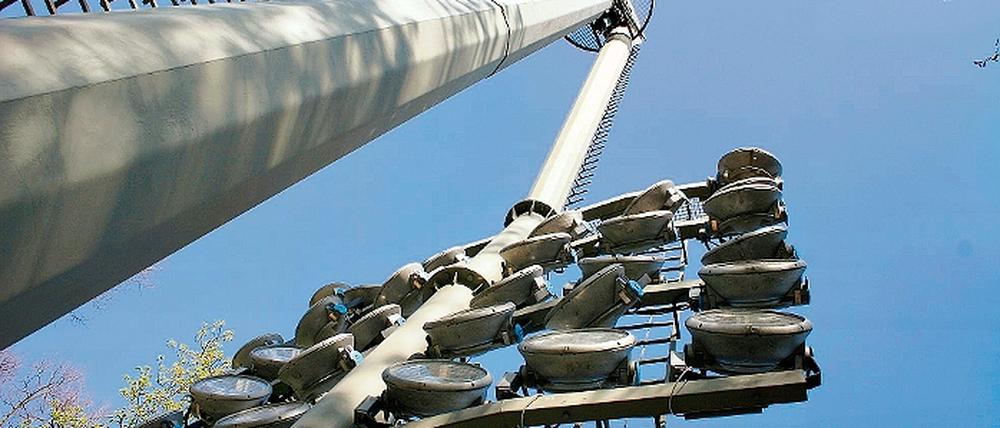 Leuchten. Der Stadionausbau soll bis Ende 2011 abgeschlossen sein, doch die einzigartigen abknickbaren Flutlichtmasten sind noch nicht endgültig genehmigt.