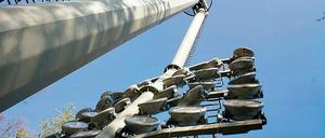 Leuchten. Der Stadionausbau soll bis Ende 2011 abgeschlossen sein, doch die einzigartigen abknickbaren Flutlichtmasten sind noch nicht endgültig genehmigt.