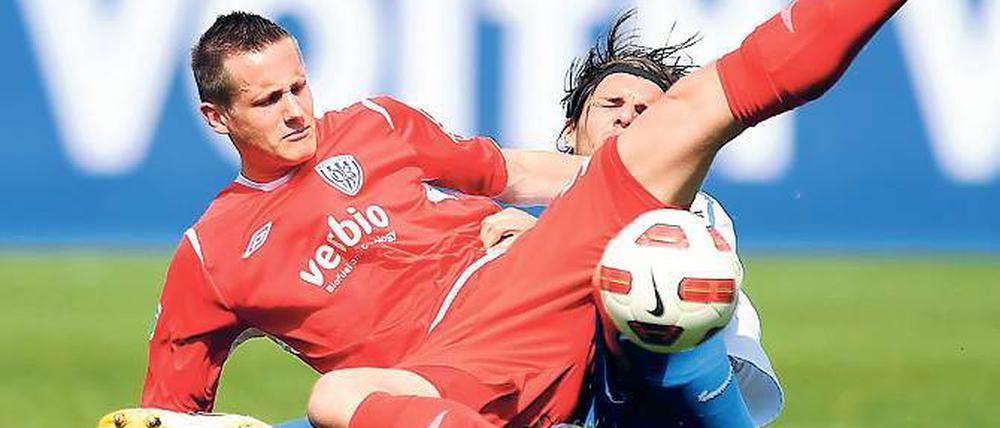 Will wieder treffen. Rico Engler (links) – hier im Zweikampf mit Fabian Aupperle vom 1. FC Heidenheim – hat derzeit einen guten Lauf. Im heutigen Pokalfight gegen Schöneiche will er ein Tor zum Sieg beisteuern.