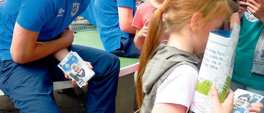Mädchenschwarm und Fußballprofi. Auf dem Hof der Grundschule Am Griebnitzsee standen seine Autogramme hoch im Kurs: Marcus Hoffman, Abwehrspieler beim Drittligisten SV Babelsberg 03.