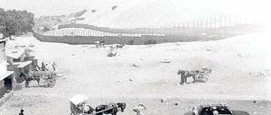 Unwirklich. Wie eine Filmkulisse wirkt diese wilde Bebauung im Sturm des Wüstenwindes am Rande der eingemauerten Pyramiden.