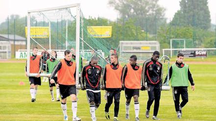 Vom Training zum Testspiel. Die deutsche U19-Nationalmannschaft – hier nach einer Übungseinheit auf dem Werderaner Arno-Franz- Sportplatz – tritt heute im Karl-Liebknecht-Stadion gegen den Drittligisten SV Babelsberg 03 an.