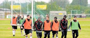 Vom Training zum Testspiel. Die deutsche U19-Nationalmannschaft – hier nach einer Übungseinheit auf dem Werderaner Arno-Franz- Sportplatz – tritt heute im Karl-Liebknecht-Stadion gegen den Drittligisten SV Babelsberg 03 an.