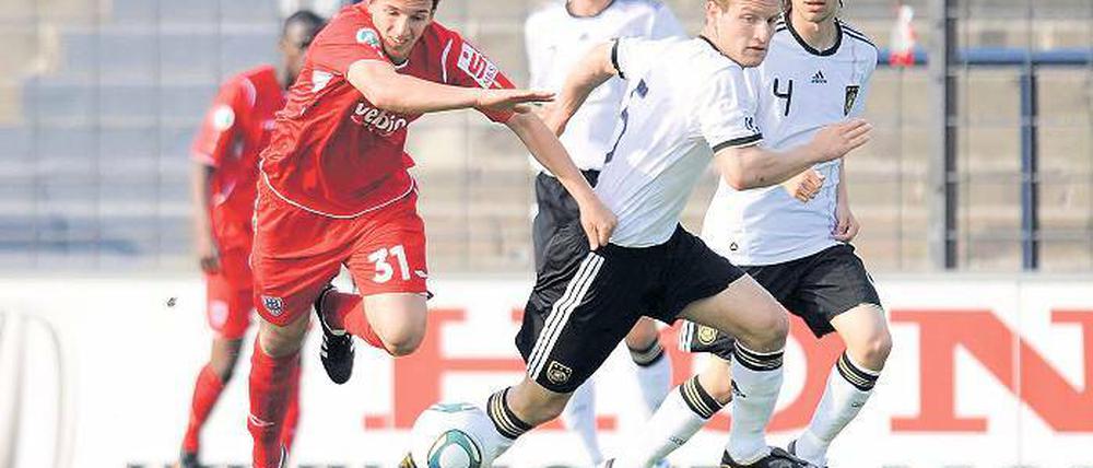 Kräftemessen am Babelsberger Park. SVB-Proband David Hollwitz (links)behauptet hier das Leder gegen die beiden U19-Nationalspieler Shkodran Mustafi und Julian Korb (rechts).