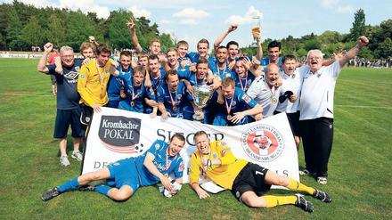 Wieder Landespokalsieger. Fußball-Drittligist SV Babelsberg 03 am Sonntag nach seinem 3:0-Erfolg im Finale beim VfB Hohenleipisch.