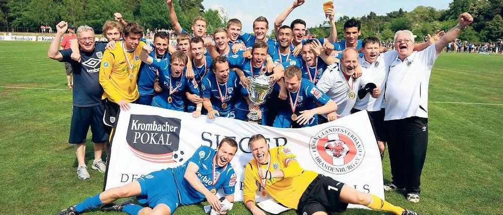 Wieder Landespokalsieger. Fußball-Drittligist SV Babelsberg 03 am Sonntag nach seinem 3:0-Erfolg im Finale beim VfB Hohenleipisch.