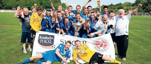 Wieder Landespokalsieger. Fußball-Drittligist SV Babelsberg 03 am Sonntag nach seinem 3:0-Erfolg im Finale beim VfB Hohenleipisch.