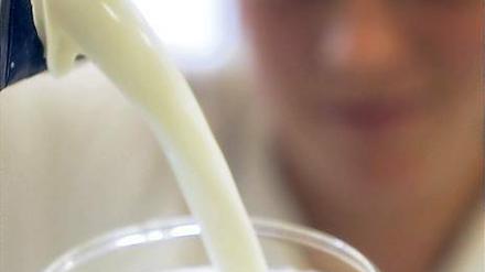 Reichlich Milch. Die Kuhmilch gilt unter Ernährungsforschern als ein möglicher Schutzfaktor vor Darmkrebs. Welche Rolle probiotische Kulturen spielen, ist noch offen.