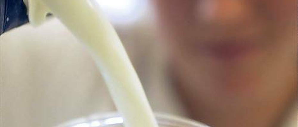 Reichlich Milch. Die Kuhmilch gilt unter Ernährungsforschern als ein möglicher Schutzfaktor vor Darmkrebs. Welche Rolle probiotische Kulturen spielen, ist noch offen.