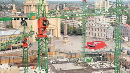 Kräne drehen sich über der Bodenplatte des zukünftigen Landtages auf dem Alten Markt. Das Untergeschoss soll Anfang August 2011 fertiggestellt sein.
