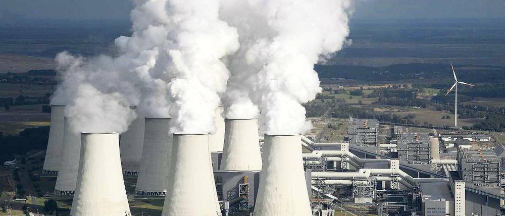 Kohle für die Kohle. Vattenfall will bis 2015 einen der Blocks des Kraftwerks Jänschwalde auf CCS umrüsten.