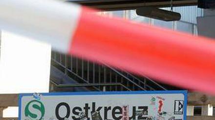 Absperrband versperrt am Montag (23.05.2011) am S-Bahnhof Ostkreuz in Berlin die Treppen zum leeren Bahnsteig, nachdem der Bahnverkehr im Ostteil der Stadt zusammengebrochen war.