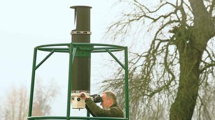 Anschaulich. Die Mitarbeiter der Naturwacht Brandenburg können mit alten Panzerteleskopen Vogelzugplätze und Wasservögel beobachten.