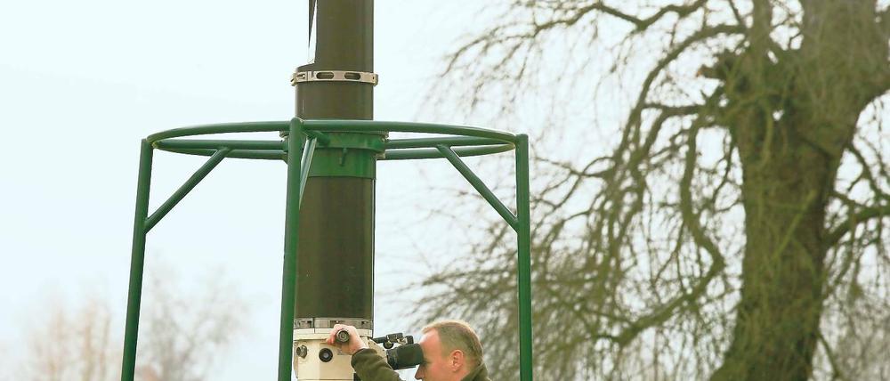 Anschaulich. Die Mitarbeiter der Naturwacht Brandenburg können mit alten Panzerteleskopen Vogelzugplätze und Wasservögel beobachten.