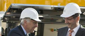 Deutschland wird nach Ansicht von Brandenburgs Ministerpräsident Matthias Platzeck (SPD), hier bei einem Vattenfall-Termin, noch jahrzehntelang auf die Braunkohle, die der schwedische Staatskonzern Vattenfall in der Lausitz abbaut, angewiesen sein. Greenpeace wirft ihm nun vor, mit dieser Politik eine ökologische und ökonomische Wende zu verhindern.