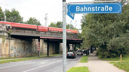 Feiner Zug: Bahn und Bund zahlen die geplante neue Brücke in Michendorf nun doch aus eigener Tasche.