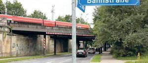 Feiner Zug: Bahn und Bund zahlen die geplante neue Brücke in Michendorf nun doch aus eigener Tasche.