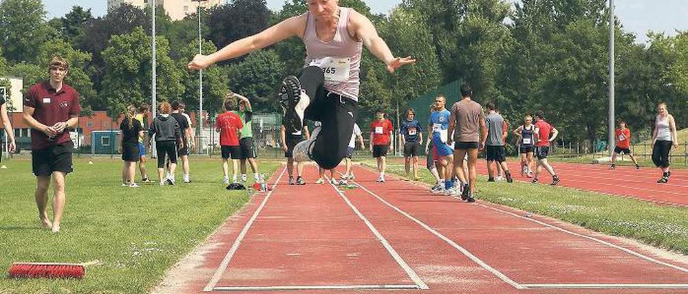Weit springen. Zum Prüfungsprogramm derjenigen, die an der Uni Sport studieren möchten, gehören auch Leichtathletik-Disziplinen wie Weitsprung. 450 Bewerber wollten am Samstag ihre Eignung unter Beweis stellen.
