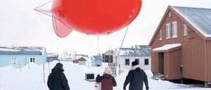 Im ewigen Eis. Zweimal, um 20 und um 22 Uhr, schaltet das AWI Potsdam live zur Forschungsstation auf Spitzbergen. Die Besucher der Wissenschaftsnacht können mit den Forschern sprechen.