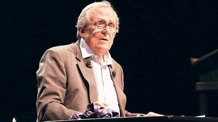 Hoher Unterhaltungswert. Der frisch erkorene Stierpreis-Träger Dieter Hildebrandt präsentierte sein langes Programm „Ich kann doch auch nichts dafür“ als Lese-Gala am Tisch. Gepflegt inszenierte Selbstironie wechselte sich dabei auch mit alten Kamellen ab.
