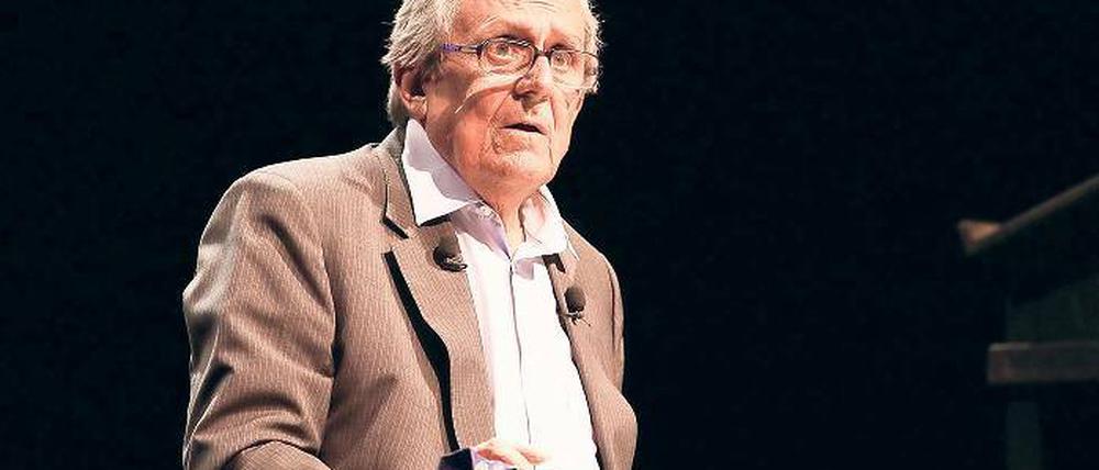 Hoher Unterhaltungswert. Der frisch erkorene Stierpreis-Träger Dieter Hildebrandt präsentierte sein langes Programm „Ich kann doch auch nichts dafür“ als Lese-Gala am Tisch. Gepflegt inszenierte Selbstironie wechselte sich dabei auch mit alten Kamellen ab.
