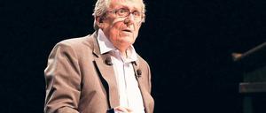 Hoher Unterhaltungswert. Der frisch erkorene Stierpreis-Träger Dieter Hildebrandt präsentierte sein langes Programm „Ich kann doch auch nichts dafür“ als Lese-Gala am Tisch. Gepflegt inszenierte Selbstironie wechselte sich dabei auch mit alten Kamellen ab.