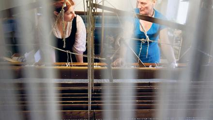 Handwerk im Hinterhof. Auszubildende Julia Warnecke (l.) und Johanna-Elisabeth Nehm an einem Webstuhl. Am Samstag konnten Interessierte das Atelier in der Geschwister-Scholl-Straße 77 besuchen.
