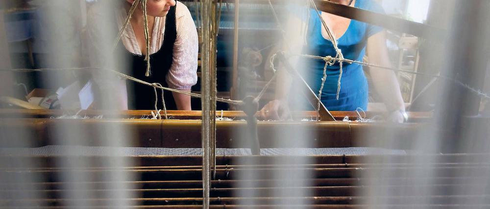 Handwerk im Hinterhof. Auszubildende Julia Warnecke (l.) und Johanna-Elisabeth Nehm an einem Webstuhl. Am Samstag konnten Interessierte das Atelier in der Geschwister-Scholl-Straße 77 besuchen.