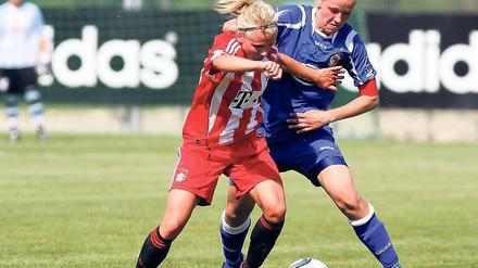 Duell. Doppel-Torschützin Julia Simic (r.) gegen Viola Odebrecht.