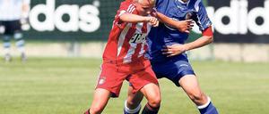 Duell. Doppel-Torschützin Julia Simic (r.) gegen Viola Odebrecht.