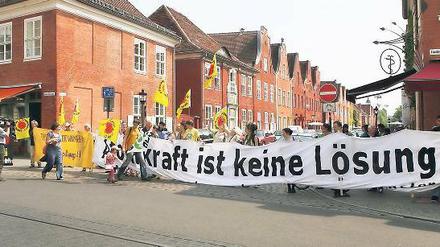 Kettenreaktion. Protest gegen Atomkraft an der Friedrich-Ebert-Straße.