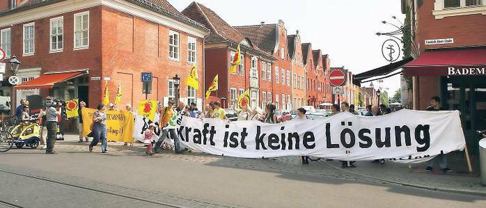 Kettenreaktion. Protest gegen Atomkraft an der Friedrich-Ebert-Straße.