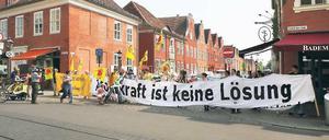 Kettenreaktion. Protest gegen Atomkraft an der Friedrich-Ebert-Straße.