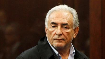 IWF-Chef Dominique Strauss-Kahn bleibt vorerst in Haft. Das entschied nach Medienberichten ein New Yorker Richter am Montag nach einer Anhörung des 62-Jährigen.