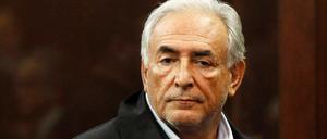 IWF-Chef Dominique Strauss-Kahn bleibt vorerst in Haft. Das entschied nach Medienberichten ein New Yorker Richter am Montag nach einer Anhörung des 62-Jährigen.