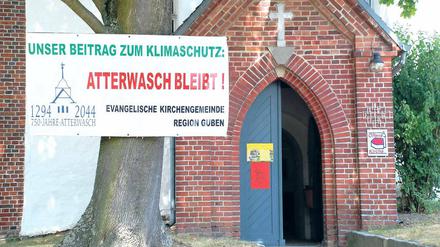 Widerstand. Nicht alle haben aufgegeben. Neben der Kirche in Atterwasch (Spree-Neiße) hängt ein Protestplakat. Das Gotteshaus soll wie der ganze Ort demnächst dem Braunkohletagebau weichen. Rund 240 Einwohner müssten umgesiedelt werden.