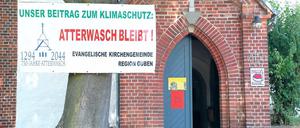 Widerstand. Nicht alle haben aufgegeben. Neben der Kirche in Atterwasch (Spree-Neiße) hängt ein Protestplakat. Das Gotteshaus soll wie der ganze Ort demnächst dem Braunkohletagebau weichen. Rund 240 Einwohner müssten umgesiedelt werden.