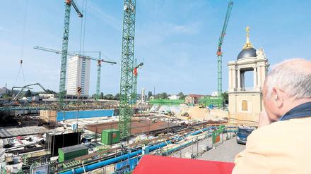 Potsdamer Enge. Noch drehen sich die Kräne auf der Baustelle für den Neubau des Landtags. Mitte 2013 wollen die Abgeordneten in den Parlamentsneubau in den Formen des früheren Stadtschlosses einziehen. Die Rechnungsprüfer aber weigern sich.