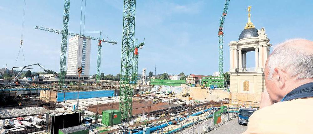 Potsdamer Enge. Noch drehen sich die Kräne auf der Baustelle für den Neubau des Landtags. Mitte 2013 wollen die Abgeordneten in den Parlamentsneubau in den Formen des früheren Stadtschlosses einziehen. Die Rechnungsprüfer aber weigern sich.