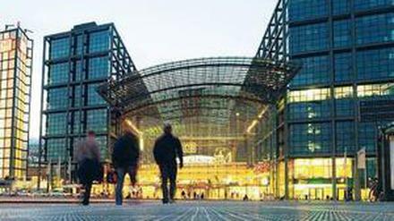 Solitär. Mit seiner einzigartigen Architektur verschafft sich der Hauptbahnhof Geltung, auch weil es in seiner Umgebung noch viel Freiraum gibt.