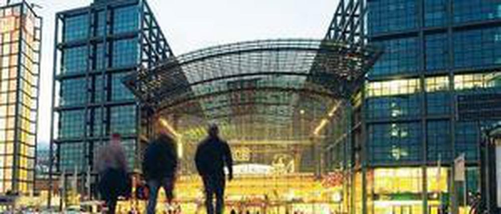 Solitär. Mit seiner einzigartigen Architektur verschafft sich der Hauptbahnhof Geltung, auch weil es in seiner Umgebung noch viel Freiraum gibt.