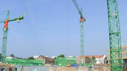 Rege Bautätigkeit herrscht auf der Baustelle für den neuen Landtag auf dem Alten Markt in Potsdam. Doch was aus dem Umfeld wird, ist offen. Sagt jedenfalls der Oberbürgermeister