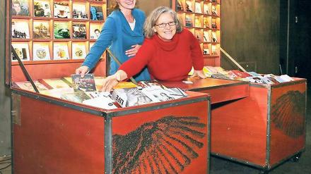 Für den guten Ton. Bettina Lange (l.) und Andrea Palent, Geschäftsführerin im Nikolaisaal, am Tonträger.