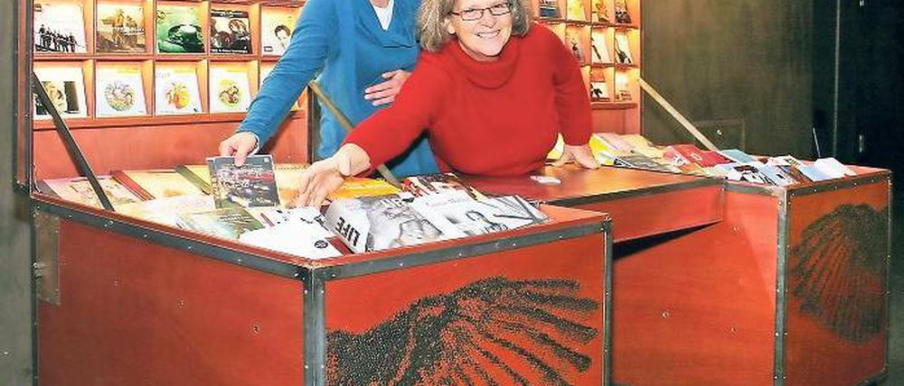 Für den guten Ton. Bettina Lange (l.) und Andrea Palent, Geschäftsführerin im Nikolaisaal, am Tonträger.